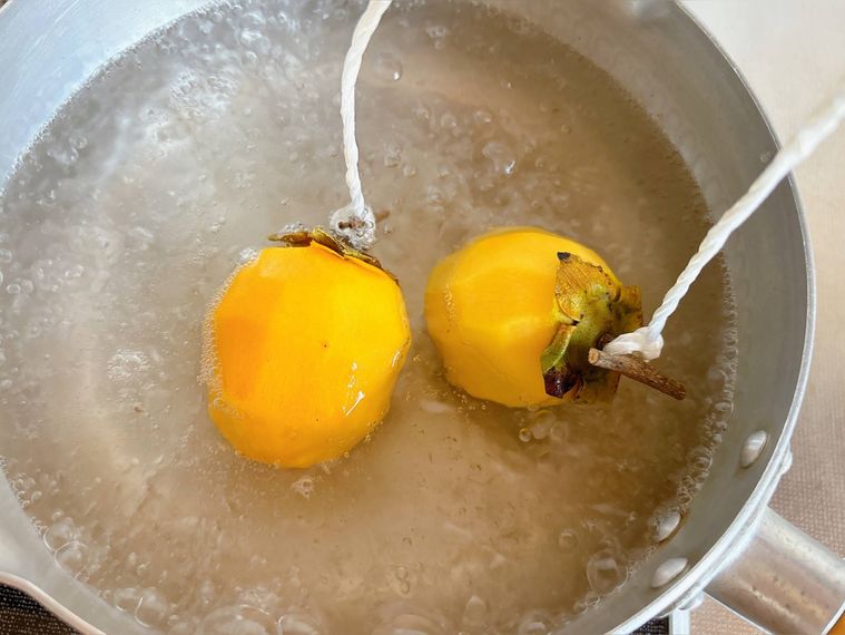 柿を熱湯消毒する様子