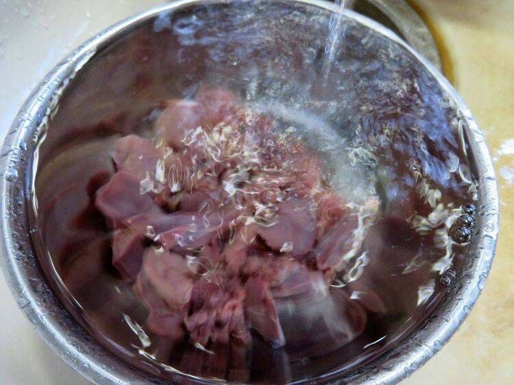 鶏レバーを流水にさらす