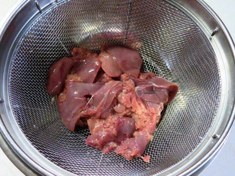 鶏レバーをざるに上げる
