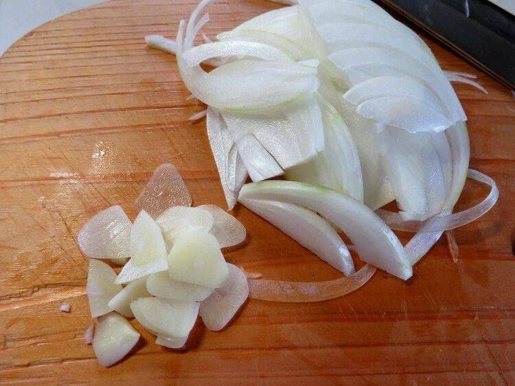 まな板の上のにんにくスライス、玉ねぎスライス
