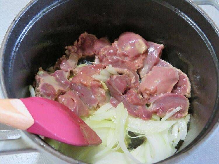 鍋でレバー、玉ねぎを炒める