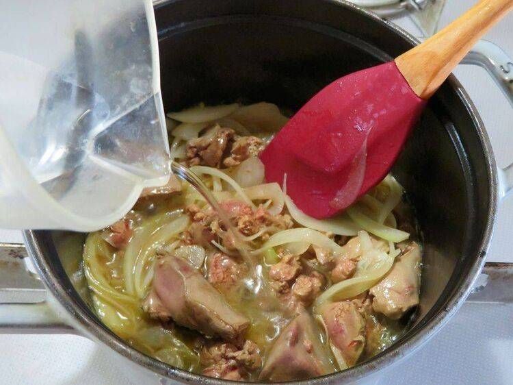 鍋に水を入れる