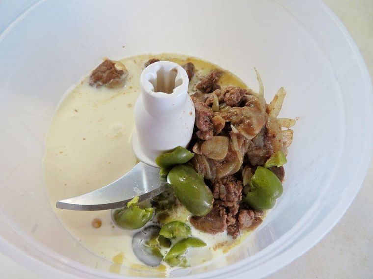 フードプロセッサーに入ったレバーの煮たもの、オリーブ、生クリーム