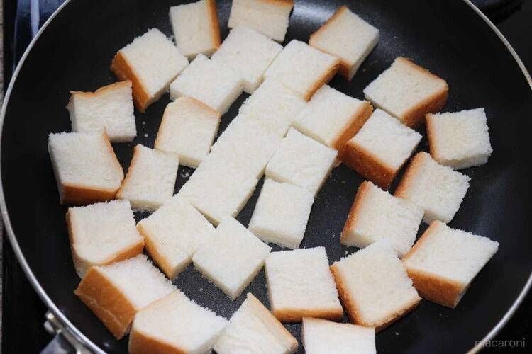 切り分けた食パンをフランパンで乾煎りする様子