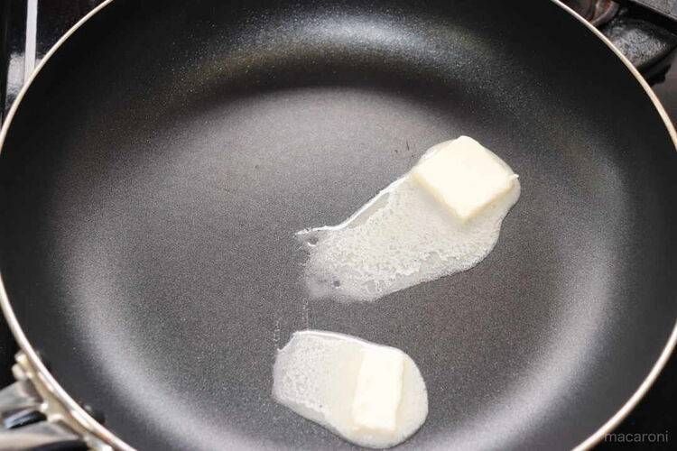 フライパンでバターを溶かしている様子