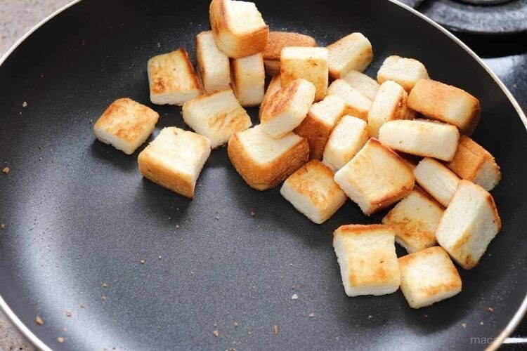 バターとあえた食パンをフライパンで炒める様子