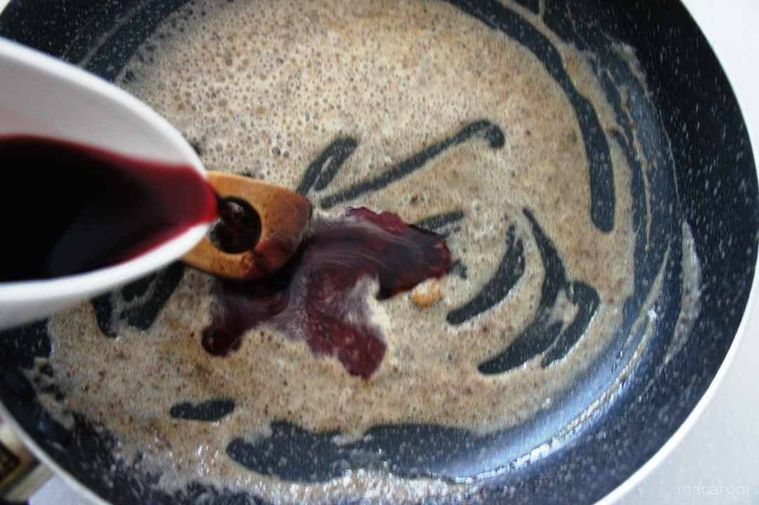 ワインを加える