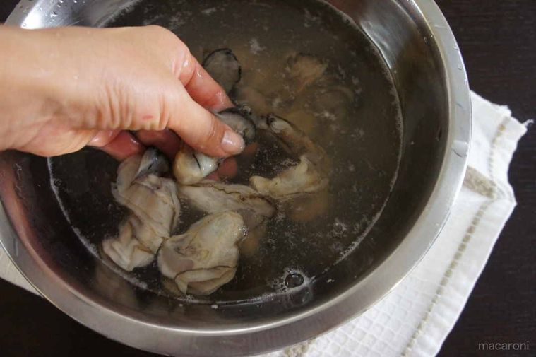 牡蠣の汚れを塩水で取り除く様子