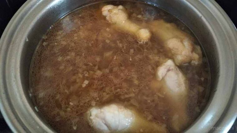 鍋に水とAの調味料を入れたところ。スープが茶色になって、みじん切りの玉ねぎが浮いています。