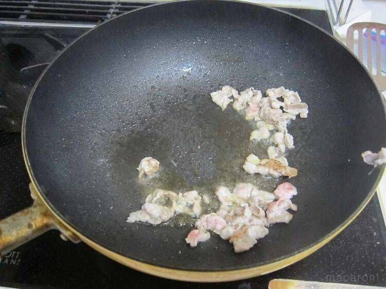 フライパンで野菜炒めに使うベーコンを炒める