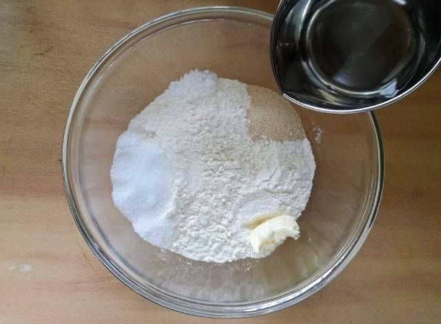 粉類にぬるま湯をかける様子