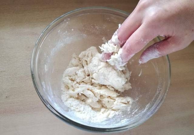 生地を手でこねている様子