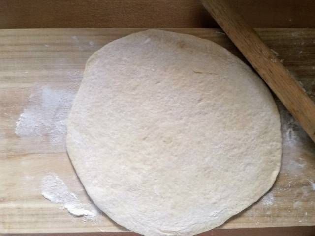薄く広げたピザ生地