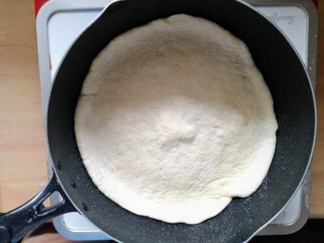 フライパンに敷いたピザ生地