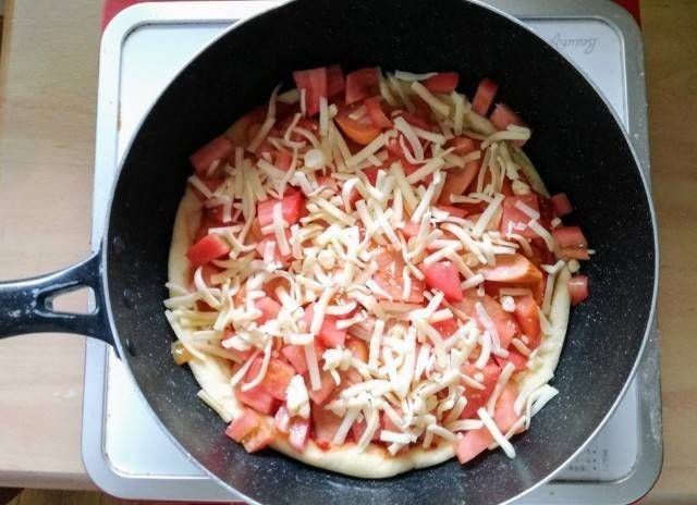 チーズやトマトなどをトッピングしたピザ