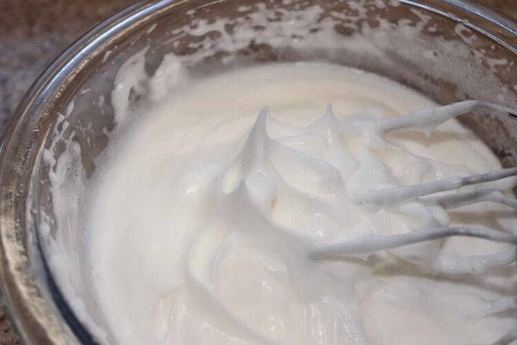 ツノが立ったメレンゲとハンドミキサー