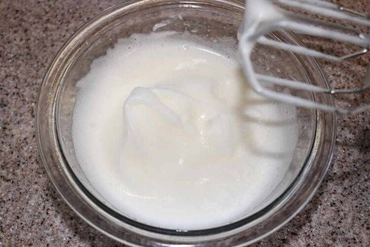 ツノがお辞儀したメレンゲとハンドミキサー