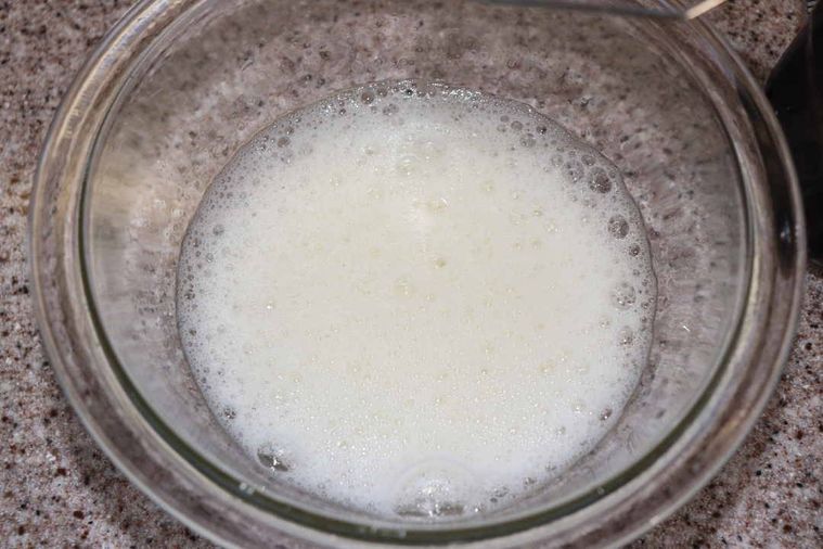 泡立った卵白が入ったボウル
