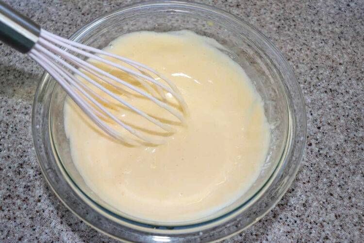 ボウルに入った生地と泡だて器