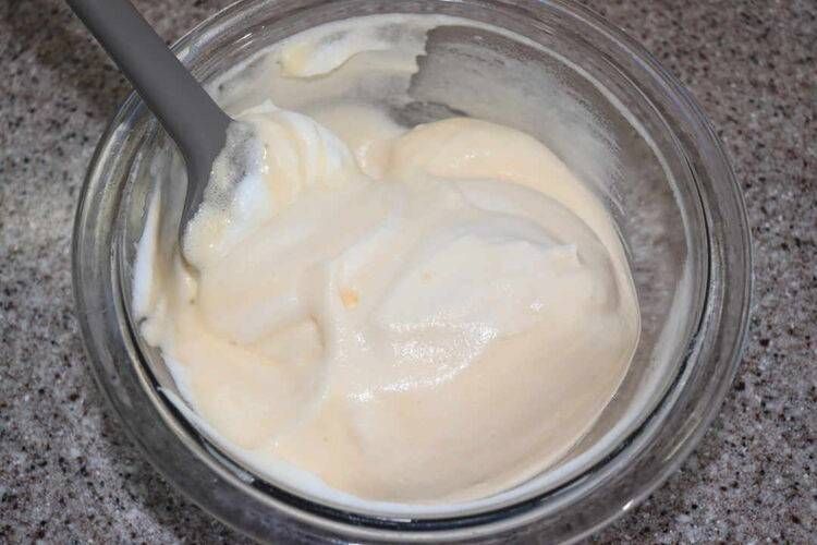 ボウルに入った生地とゴムベラ