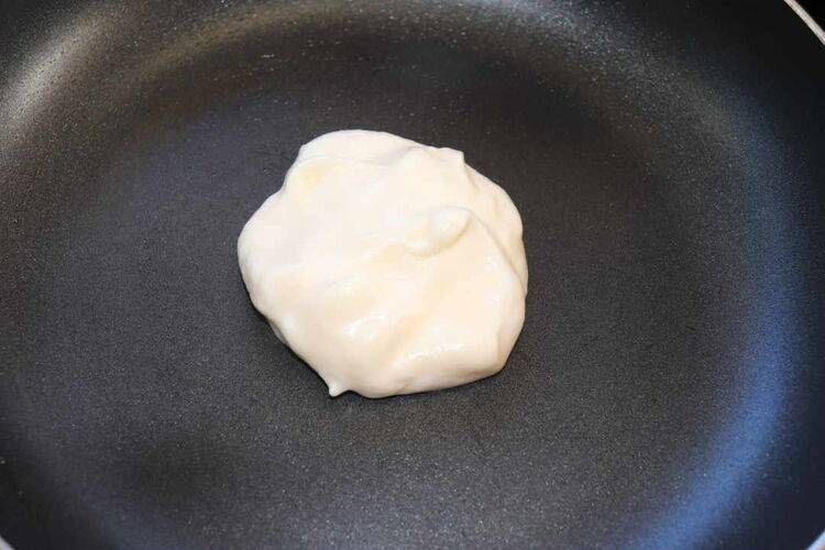 フライパンとパンケーキ生地