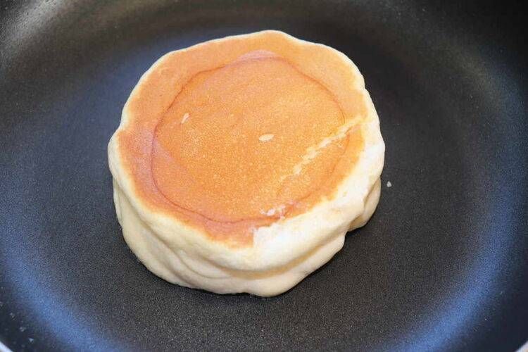 フライパンの中でひっくり返されたパンケーキ