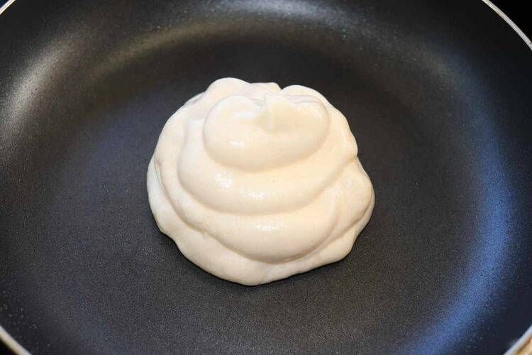 フライパンにこんもり盛られた生地