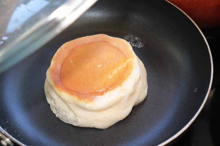 パンケーキが入ったフライパンと蓋
