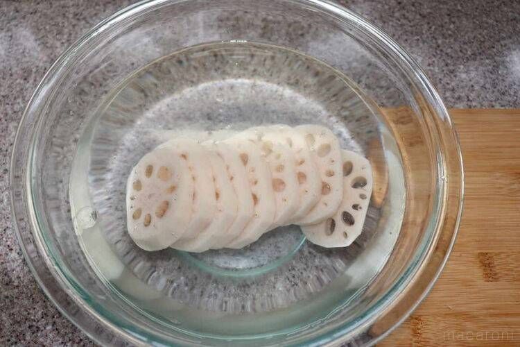 酢水に浸かったれんこん