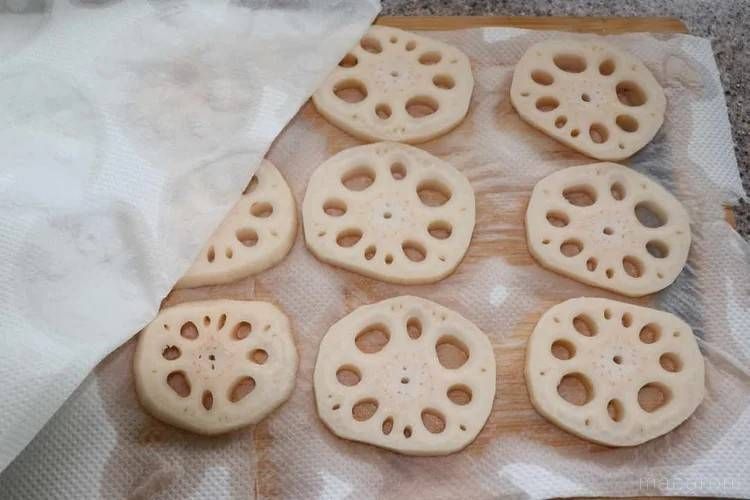 キッチンペーパーで水気を拭き取っている様子