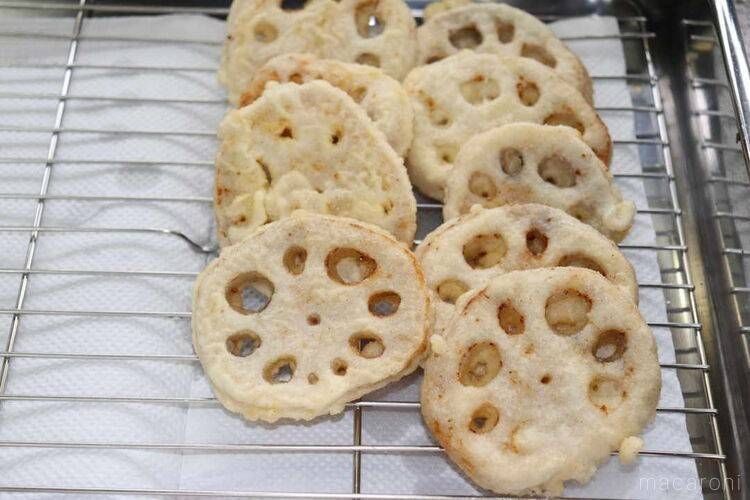 網を引いたバットにれんこんの天ぷらが並んでいる画像