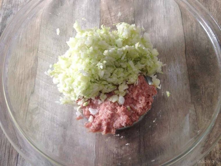 水気を絞ったキャベツを豚ひき肉に加えた様子