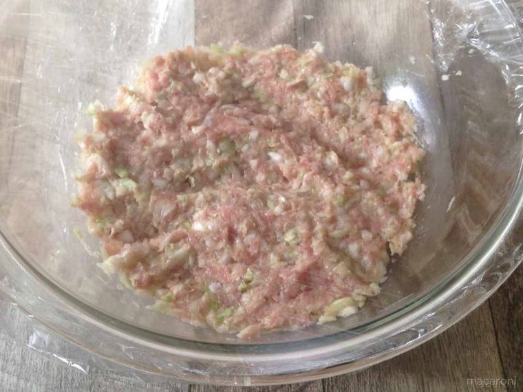 混ぜ合わせた餃子のたねにラップをかけた様子