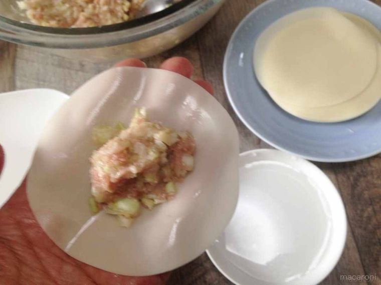 餃子の皮にタネをのせ、皮のふちに水をつけた様子