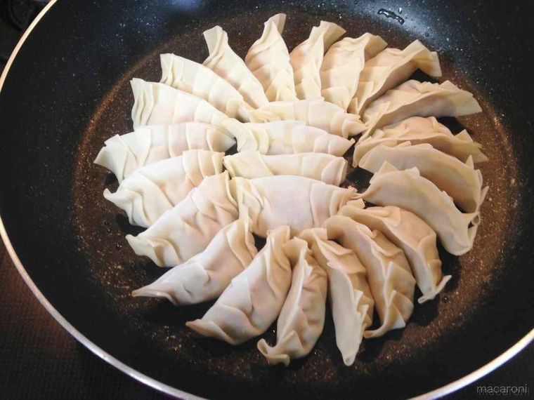 フライパンにサラダ油の半量を薄くのばし、餃子を並べた様子