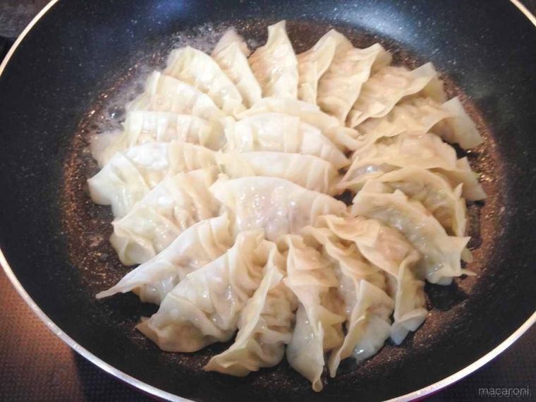 蓋をして餃子を蒸し焼きにして、蓋を開けた様子