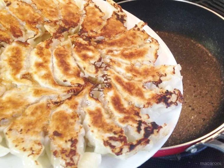 大皿を裏返してフライパンにのせ、そのままひっくり返し盛り付けた様子