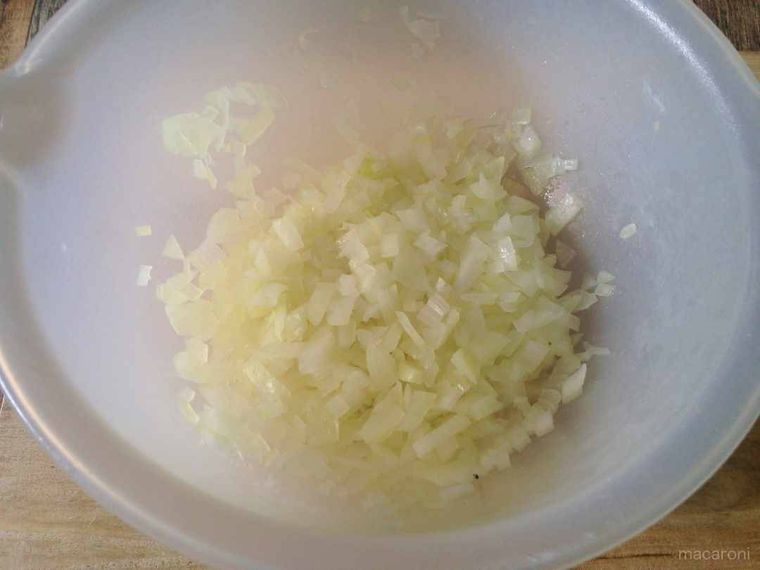 玉ねぎをみじん切りしてレンジ加熱する