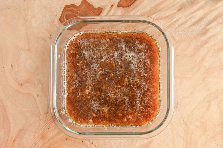 ガラス容器に入った加熱前の宮のたれ風