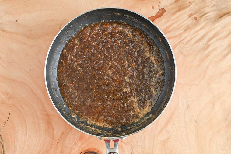 フライパンに入った完成した宮のたれ風