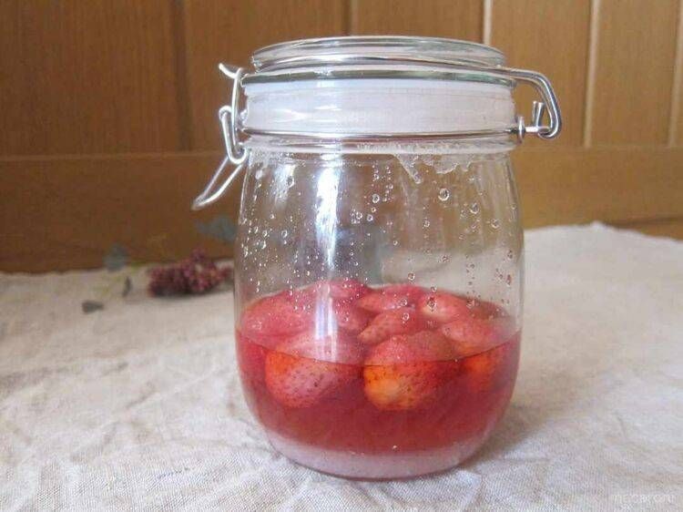 いちごを漬けた砂糖がほとんど解け始めている