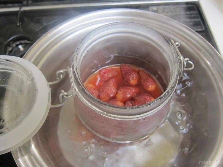 湯を張った鍋に瓶ごと湯煎している