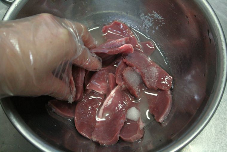 豚ハツをもみ洗いしている様子