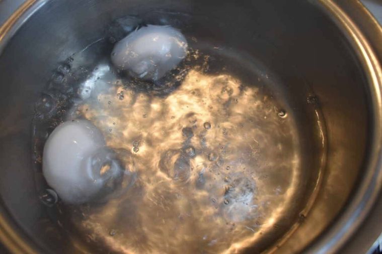 卵を鍋の中でゆでている様子