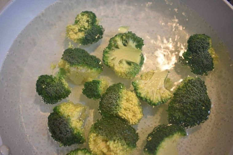 鍋の中でゆでられているたくさんのブロッコリー