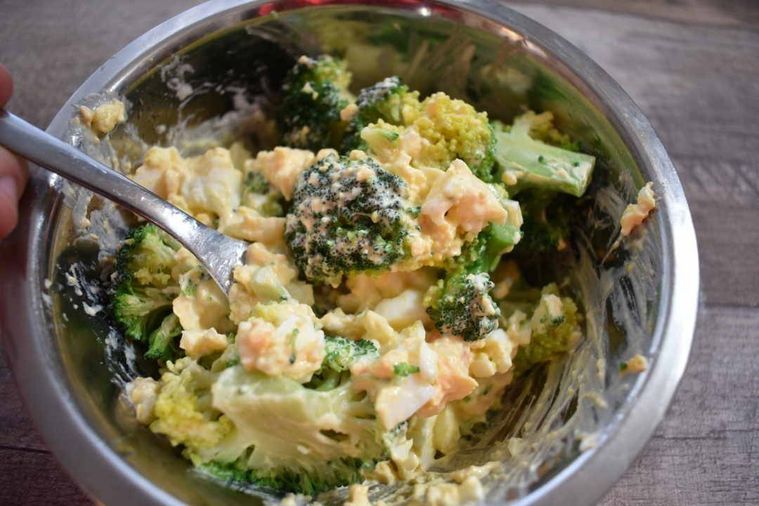 つぶしたゆで卵とマヨネーズを合えたものにブロッコリーを混ぜている様子