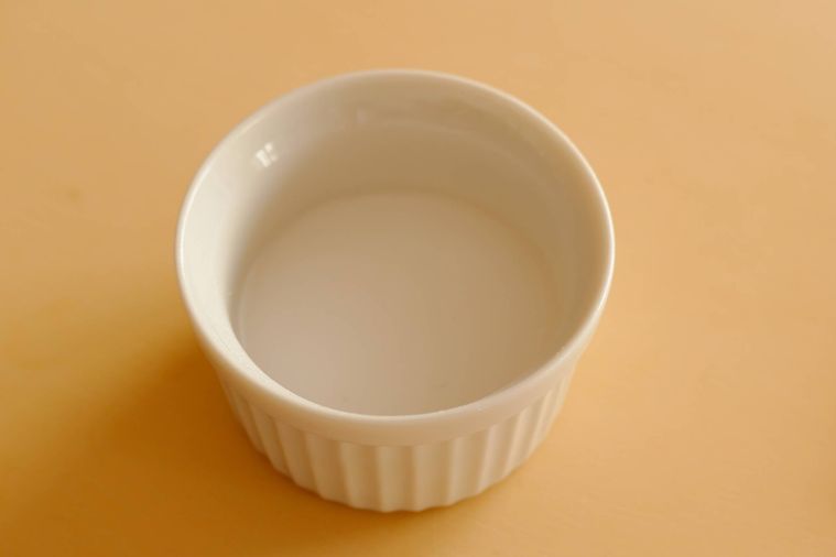 水溶き片栗粉が入っている小さな容器
