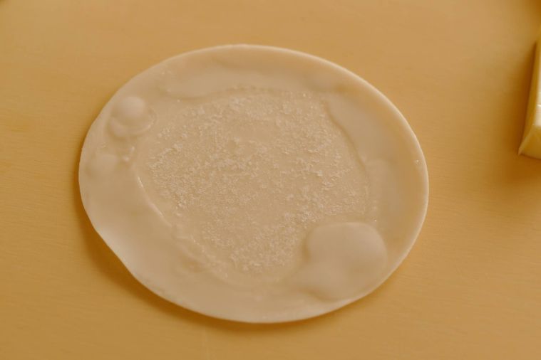 餃子の皮の内側にぐるっと水溶き片栗粉を塗った様子