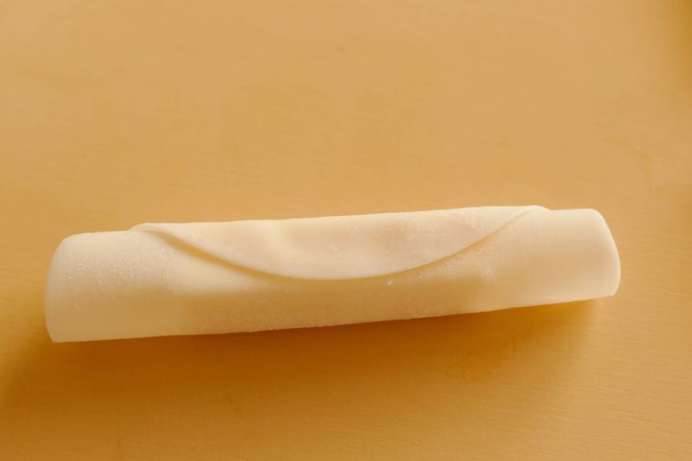 プロセスチーズを餃子の皮で巻いた様子