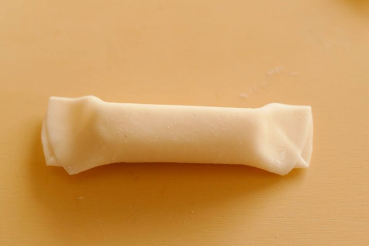 プロセスチーズを巻いた餃子の皮の端をきっちり閉じた様子